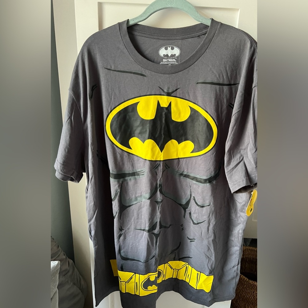 NWT Mens 2XL Batman short sleeve tee